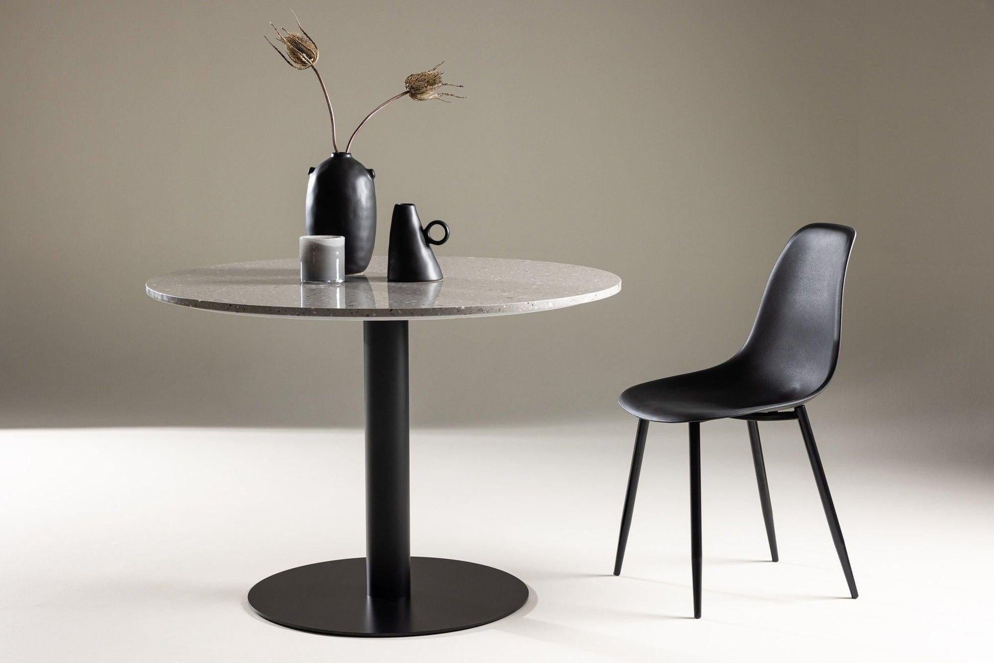 Esstisch Razzia Ø106cm - Grau Terazzo / Schwarz-Esstisch Rund-Venture Home-le canapé