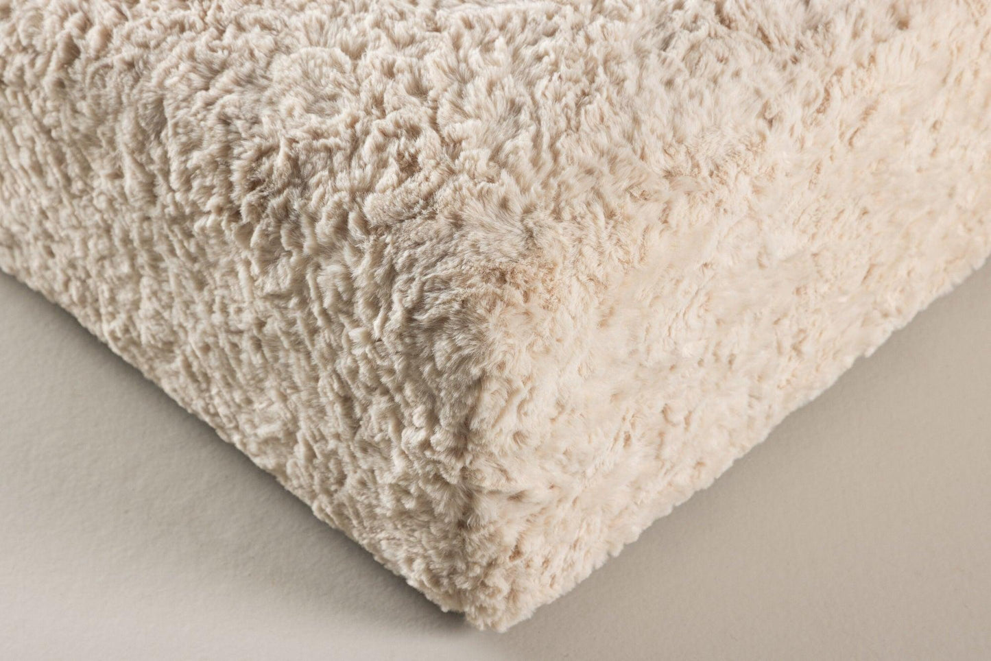 lecanapé Nachhaltiger Pouf mit weichem Kunstfell – Großzügig & gemütlich